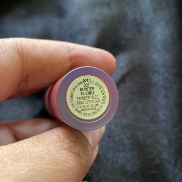 MAC Powder kiss liquid lipcolour - devoted to chili - Picture 3 of 7